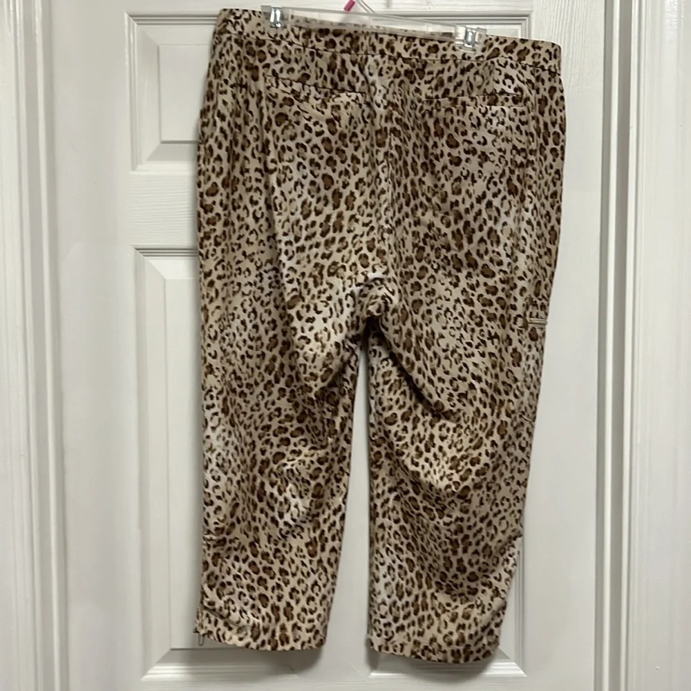 Chico's Zenergy Golf Lightweight Stretch Cropped Cargo Pants - Size 14 / 2.5 - Picture 5 of 7